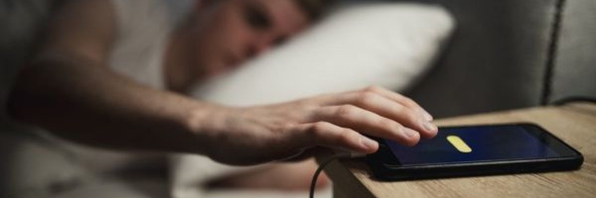 ابل_-تحذر-من-النوم-قرب-_الايفون_-وهو-متصل-بالشاحن