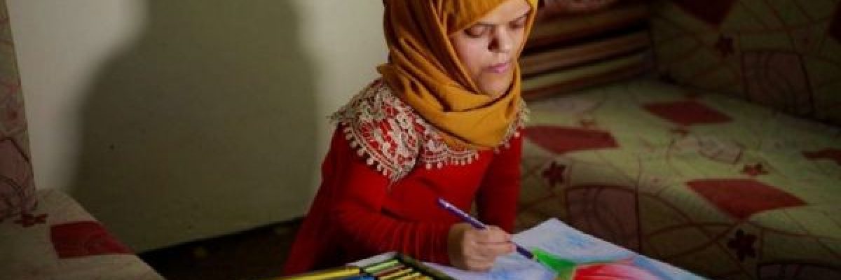 اسيا-الذبحاني.-شابة-يمنية-تغلبت-على-الاعاقة-بمهارة-الفن-التشكيلي
