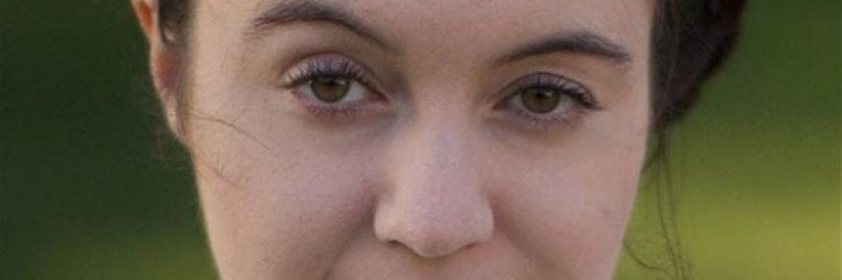 اكاديمية-في-جامعة-كامبريدج-المرموقة-تتعرى-وتلقي-محاضرة-صورة