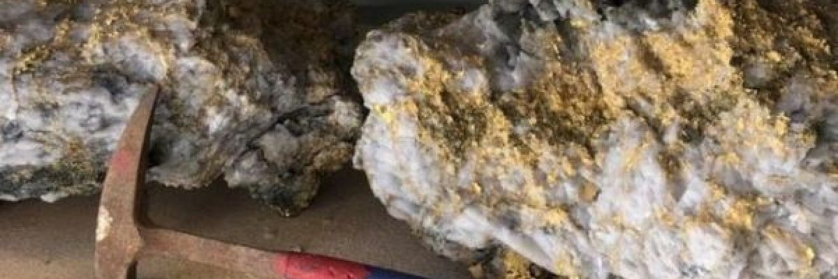 اكتشاف-صخرتين-ضخمتين-من-الذهب