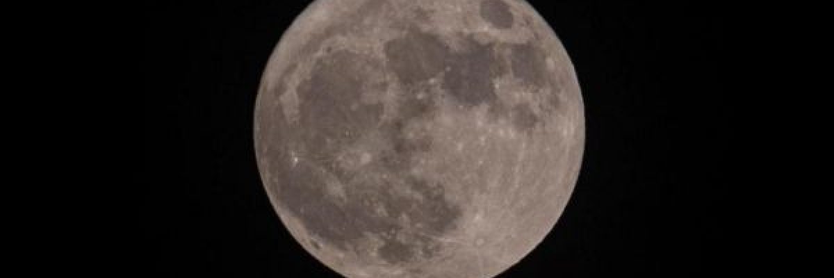 الاخير-في-عام-2022.-اليوم-رصد-_القمر-العملاق_-مع-غروب-الشمس-