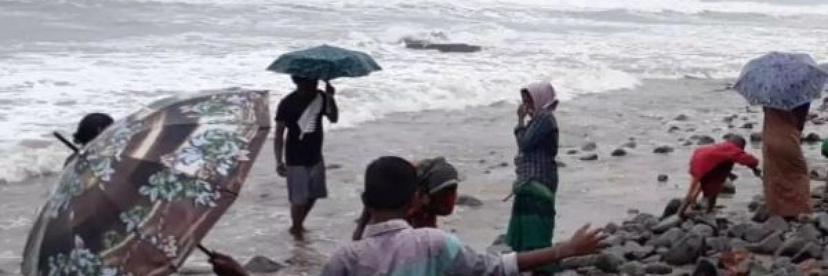 البحر-يقذف-_ذهبا_-على-شواطئ-قرية-هندية-