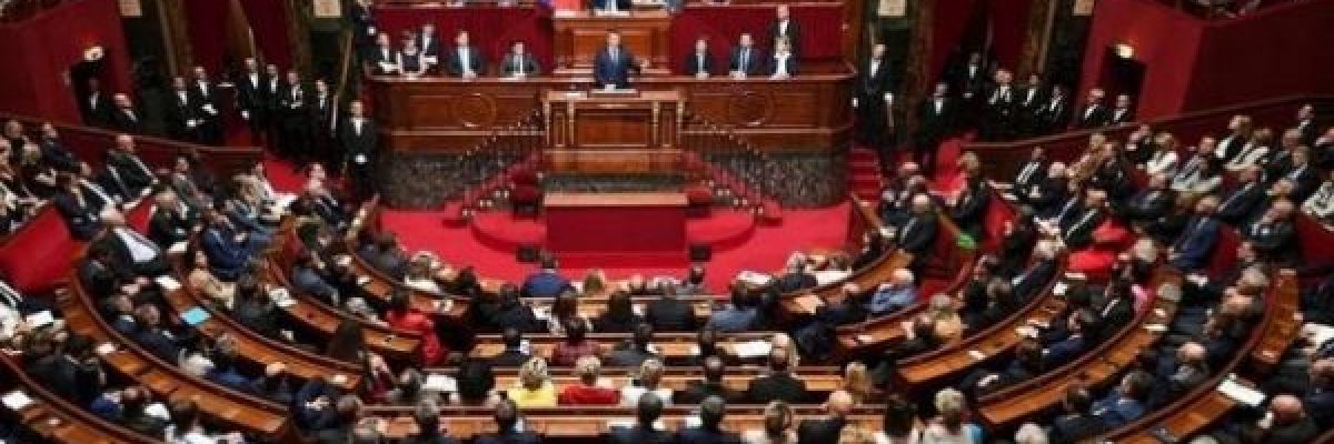 البرلمان-الفرنسي-يشدد-قواعد-الملابس-لتشمل-السترة