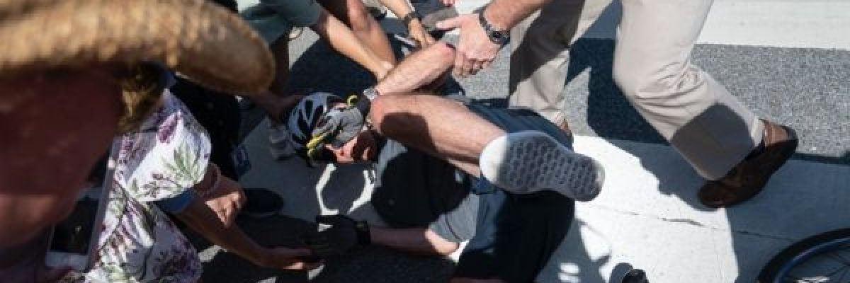 الرئيس-الامريكي-بايدن-يسقط-من-على-دراجته-امام-الصحفيين-فيديو-