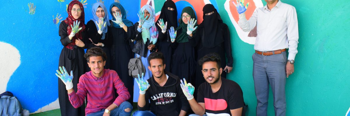 الرسم-على-منصة-الاحتفالات-في-الجامعة