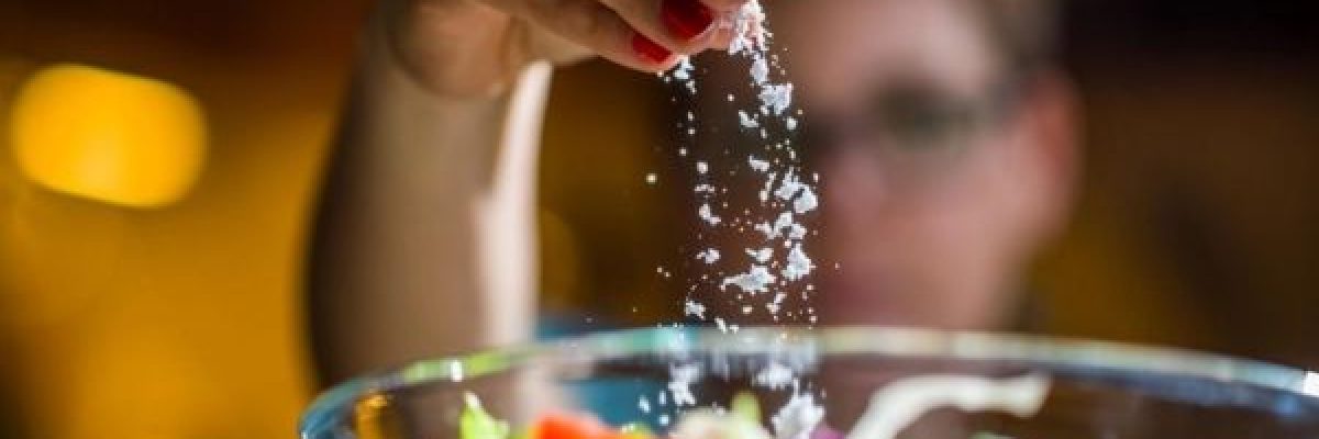 الشعور-الدائم-بالاجهاد-والارق.-ماهي-علامات-ارتفاع-الاملاح-في-الجسم؟