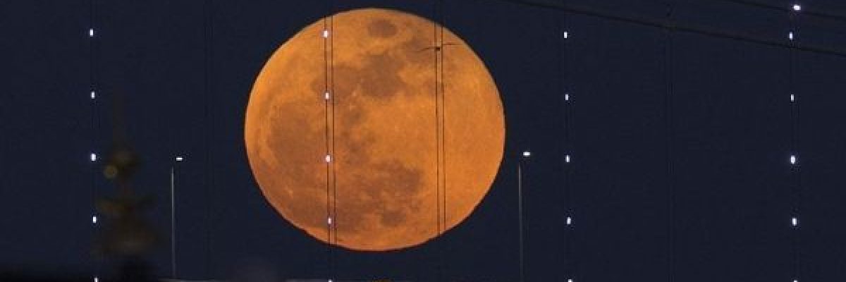 العالم-اليوم-على-موعد-مع-اكبر-_قمر-عملاق_