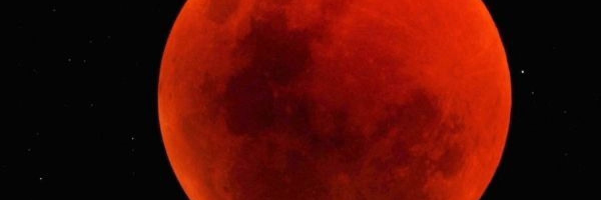 العالم-يشهد-خسوف-كلي-يظهر-القمر-الدموي-العملاق-