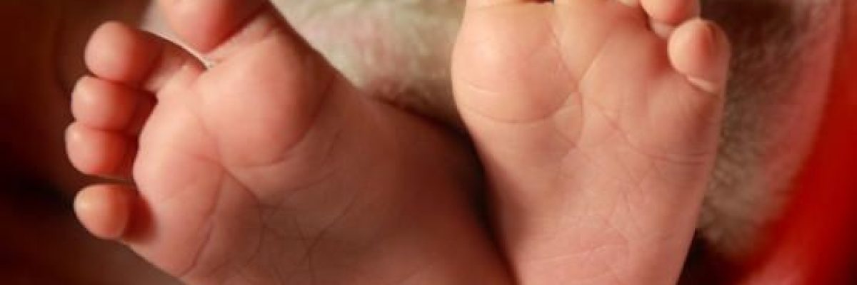 العثور-على-طفل-حديث-الولادة-في-سلة-مهملات-بحمام-طائرة