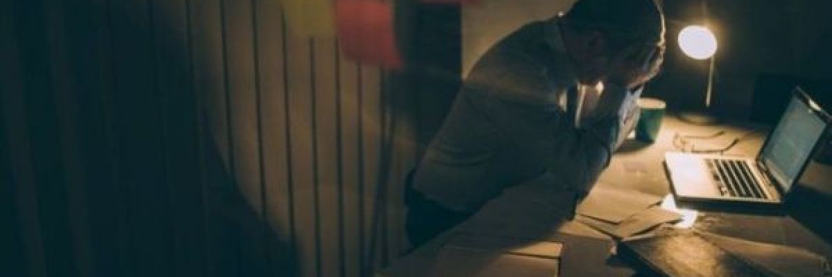 العمل-لساعات-طويلة-قد-يؤدي-الى-السكتة-الدماغية