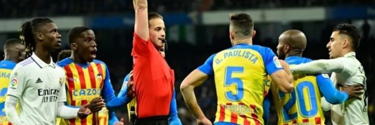 الفارق-بينهما-85-بطاقة-حمراء.-ما-سبب-كثرة-الطرد-في-الدوري-الاسباني-مقارنة-بنظيره-الانجليزي؟