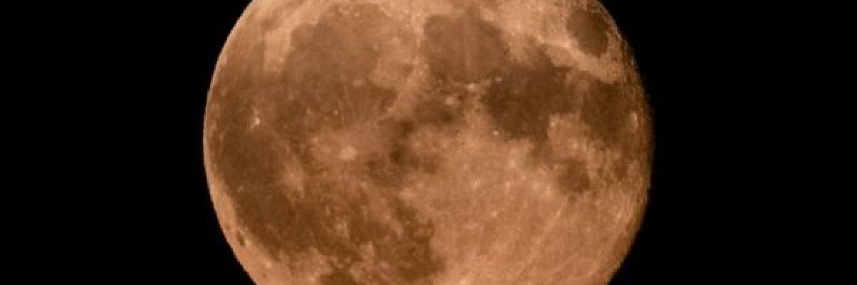 القمر-الازرق-العملاق-يضيء-السماء-الليلة