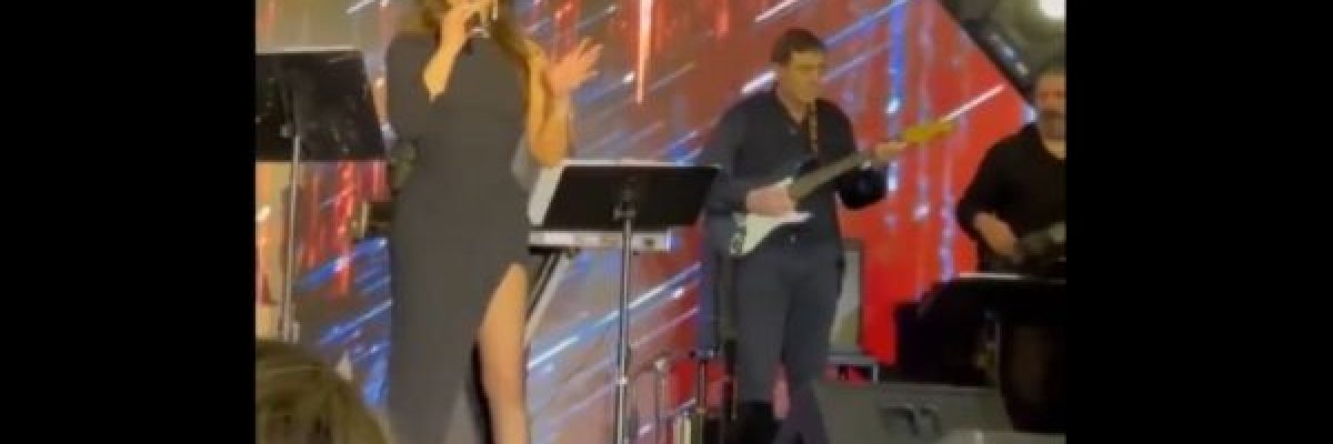 اليسا-تغني-_حافية-القدمين_-وتبكي-على-مسرح-في-الولايات-المتحدة