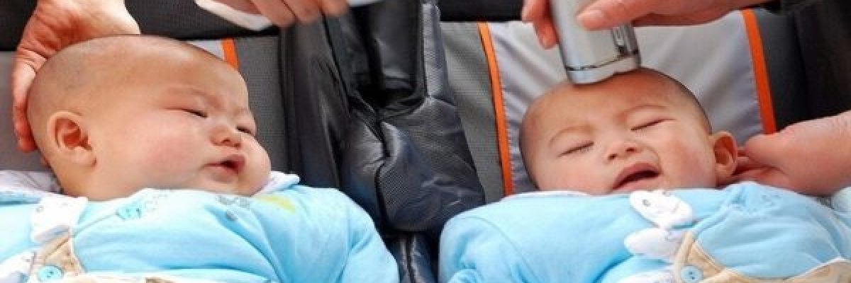 ام-صينية-تبيع-ولديها-التوام-لتشتري-جهاز-هاتف-جديد