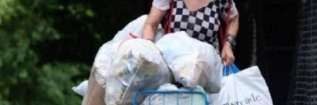 امراة-ثرية-تقضي-وقتها-في-جمع-القمامة-والعلب-الفارغة.-لماذا-تفعل-ذلك؟