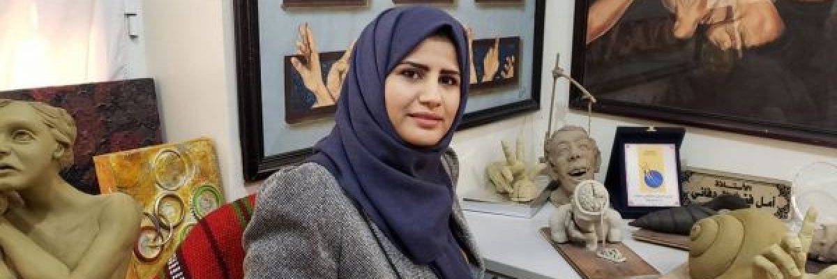 امل-فضل-.-فنانة-تشكل-من-الطين-لوحات-جمالية-عن-قضايا-اليمن