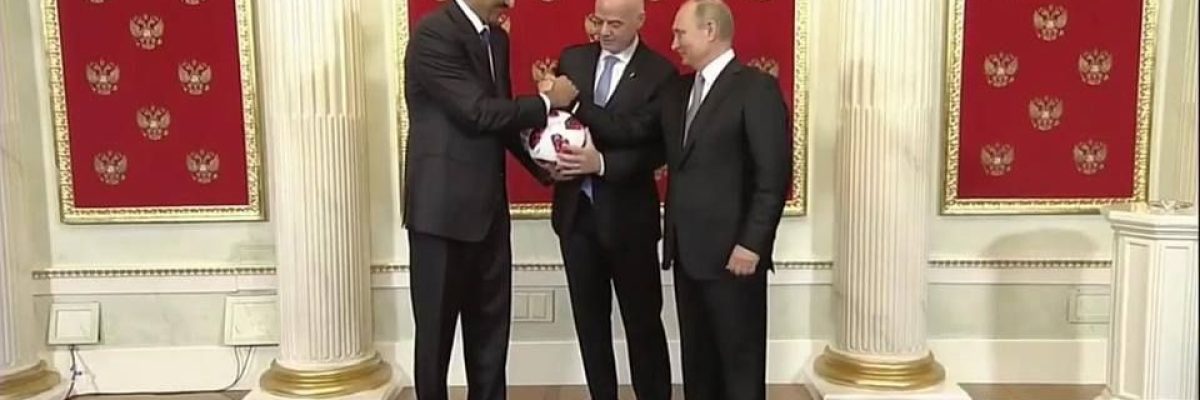 امير-قطر-يتسلم-من-الفيفا-شارة-مونديال-2022