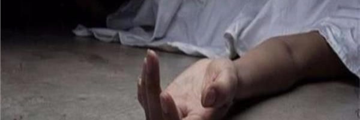 بطريقة-وحشية.-مقتل-سيدة-طعناً-على-يد-طليقها-امام-طفلتهما-فيديو