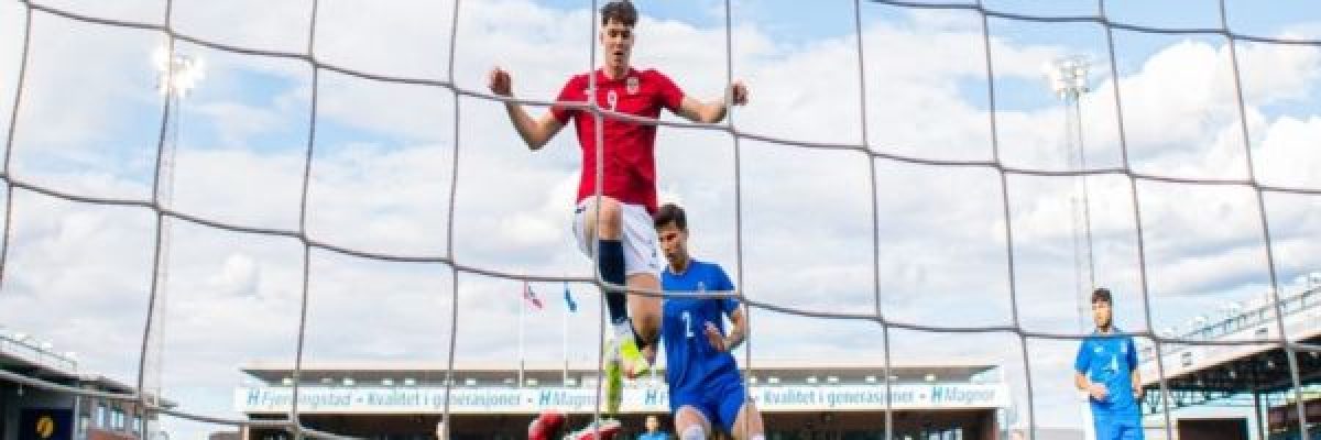 بعد-ان-بلع-لسانه.-لاعب-يُنقذ-زميله-من-الموت-خلال-مباراة-فيديو-