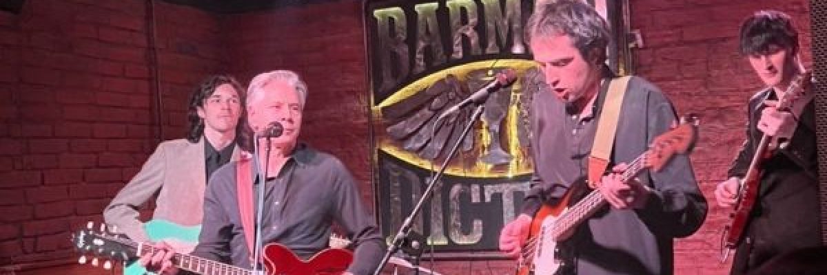 بلينكن-يعزف-على-الغيتار-ويغني-في-حانة-بكييف