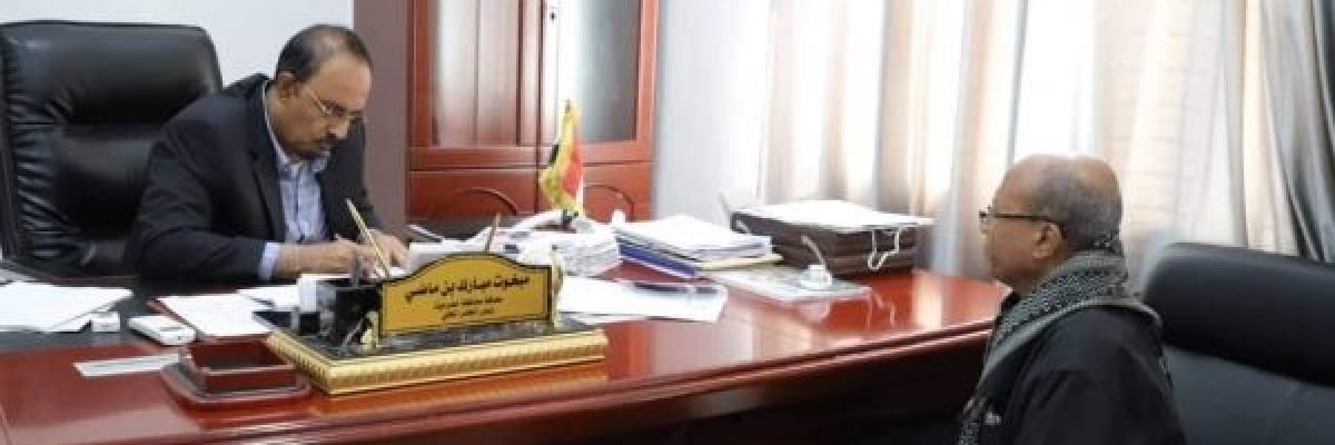 بن-ماضي-يطلع-على-نشاط-مؤسسة-التراث-ويوجه-بطباعة-كتاب-_تاريخ-حضرموت-العسكري_