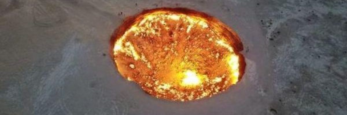 بوابة-الجحيم_-المرعبة.-فوهة-نار-مشتعلة-منذ-48-عاماً-فيديو