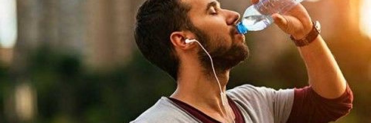 تحذير_-عدم-شرب-كمية-كافية-من-الماء-في-الطقس-الحار-قد-يؤدي-الى-جلطات-دموية