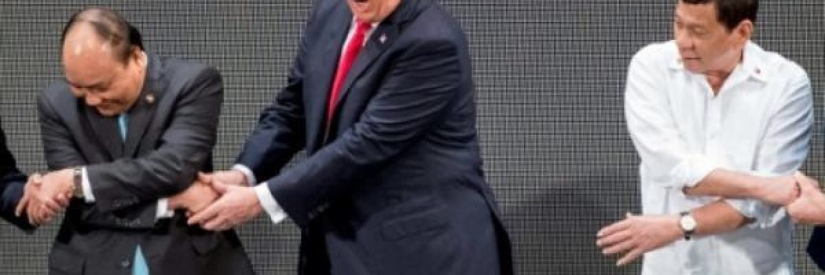 ترامب-يكسر-سلسلة-مصافحة-خلال-التقاط-الصورة-التذكارية-لقمة-اسيان