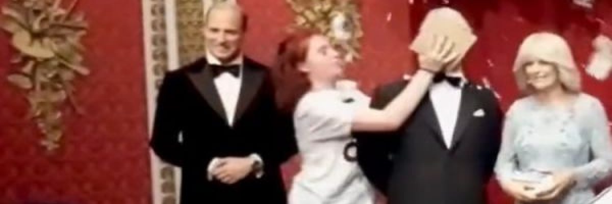 تلطيخ-تمثال-الملك-تشارلز-بـالكيك-في-متحف-الشمع