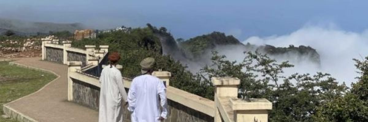 جبال-شعت-في-عُمان_-البحر-والخضرة-والسحاب