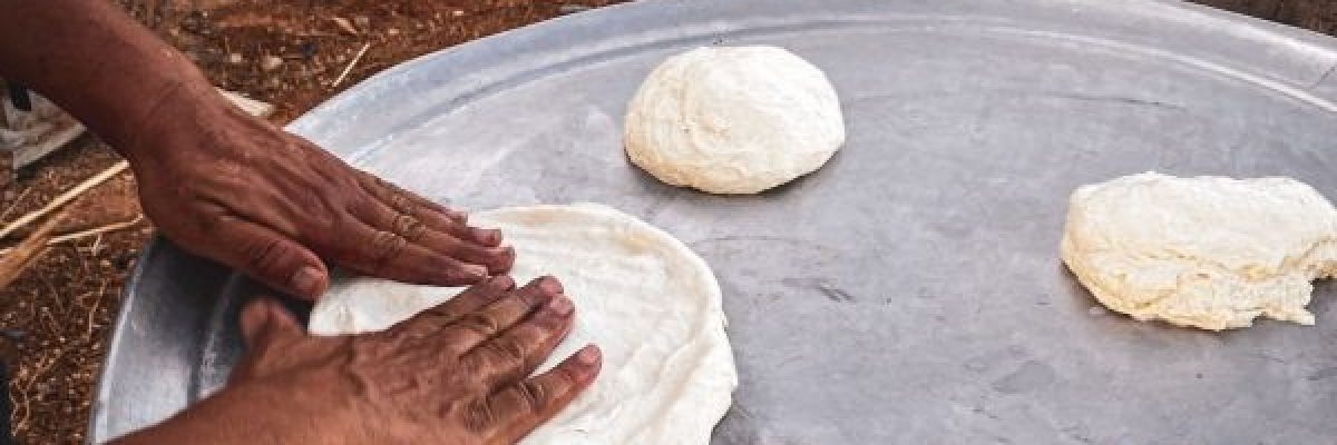 جدة-سورية-تصنع-خبز-التنور-لتعيل-احفادها-اليتامى