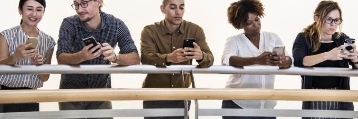 خديعة-مواقع-التواصل.-هل-يحولنا-الانترنت-الى-بلهاء؟