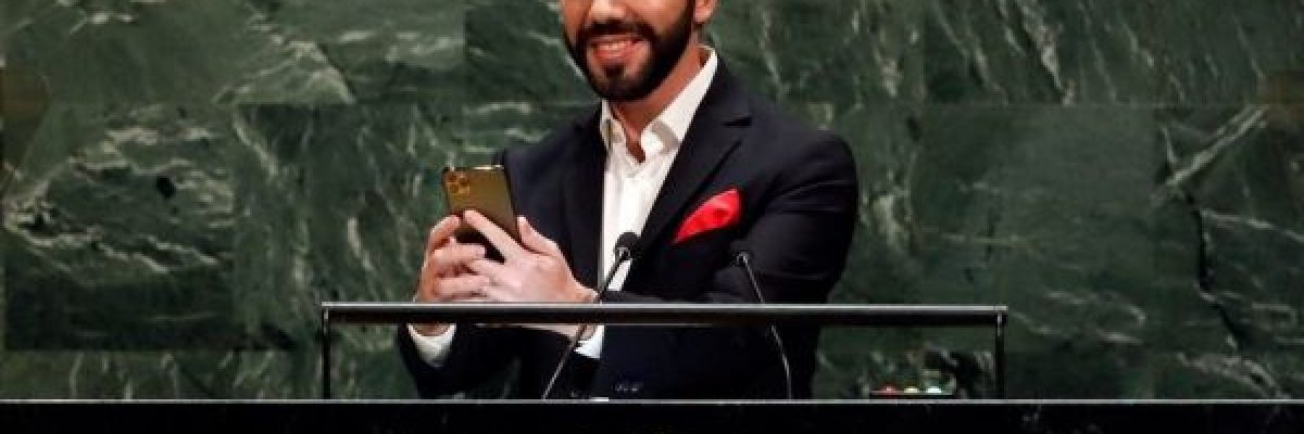 رئيس-السلفادور-يلتقط-_سيلفي_-لنفسه-قبل-القاء-خطابه-الاممي-فيديو