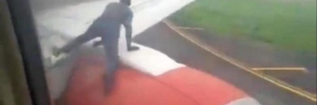 رجل-يتسلق-جناح-طائرة-قبل-لحظات-من-اقلاعها-فيديو