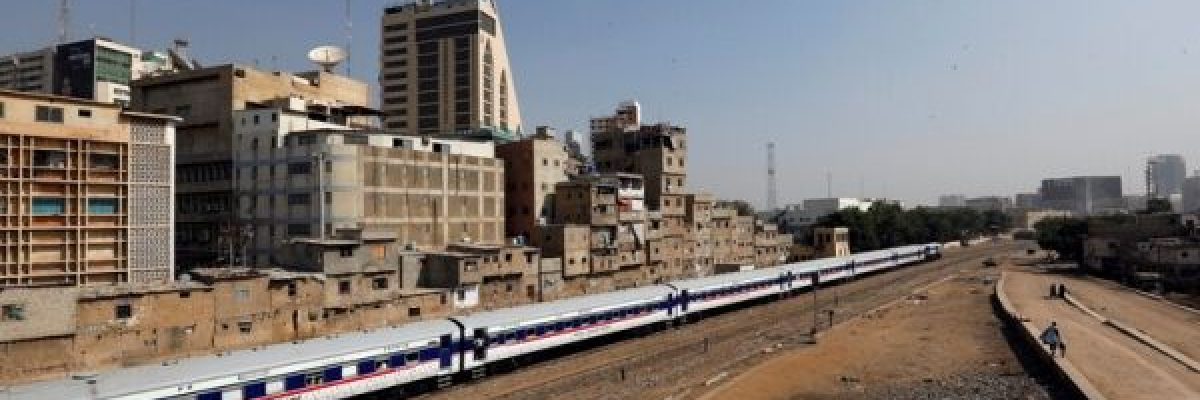 سائق-قطار-يتوقف-بشكل-مفاجئ-في-منتصف-السكة-لشراء-الزبادي-فيديو