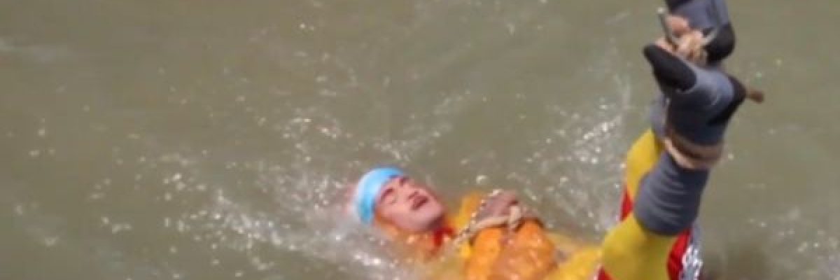 ساحر-يختفي-في-نهر-بعد-ان-قفز-مقيدا-بالسلاسل-لتنفيذ-خُدعة