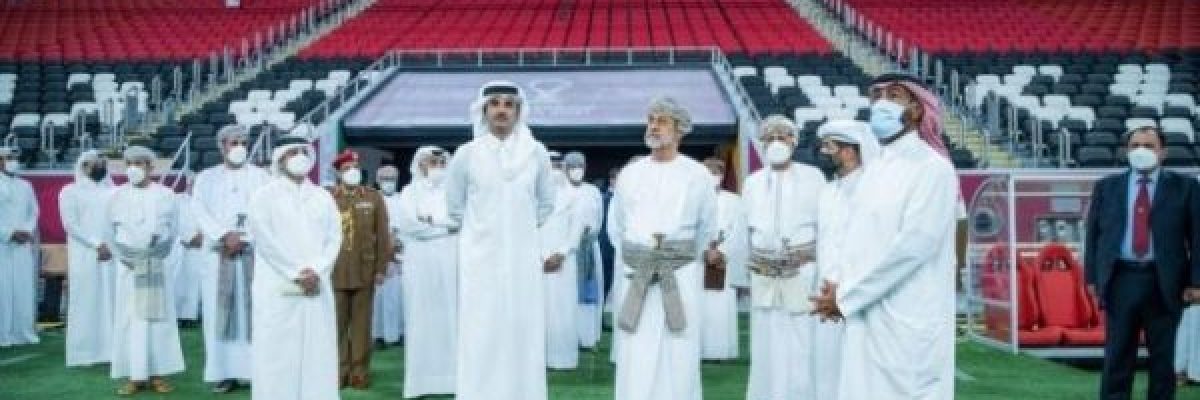 سلطان-عمان-يطلع-على-تجهيزات-قطر-لمونديال-2022