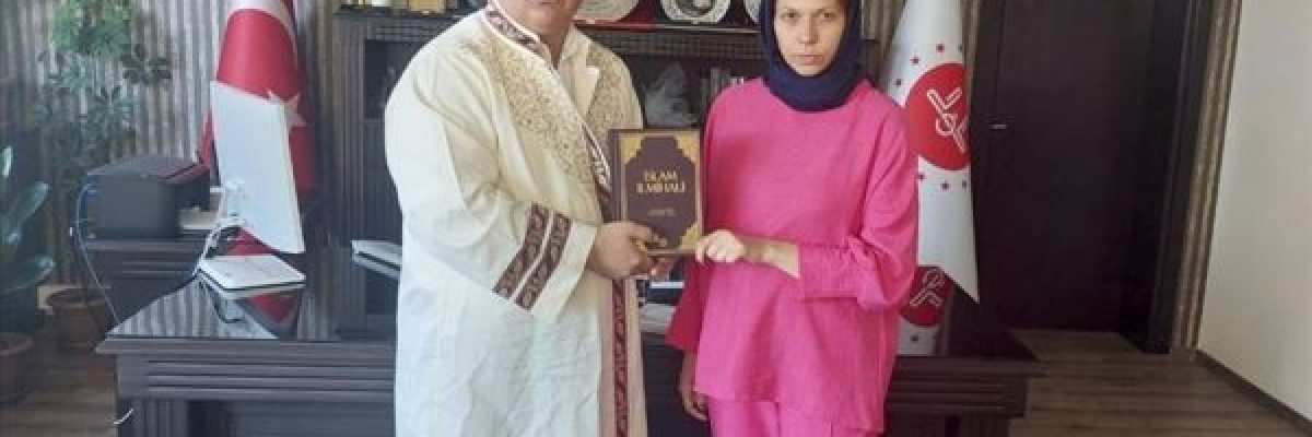 سيدة-اوكرانية-تعيش-في-تركيا-تعتنق-الاسلام