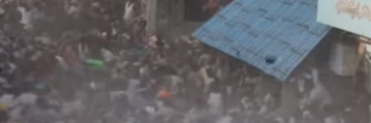 شاهد-_عراك_-جماعي-في-الهند-باستخدام-مخلفات-البقر