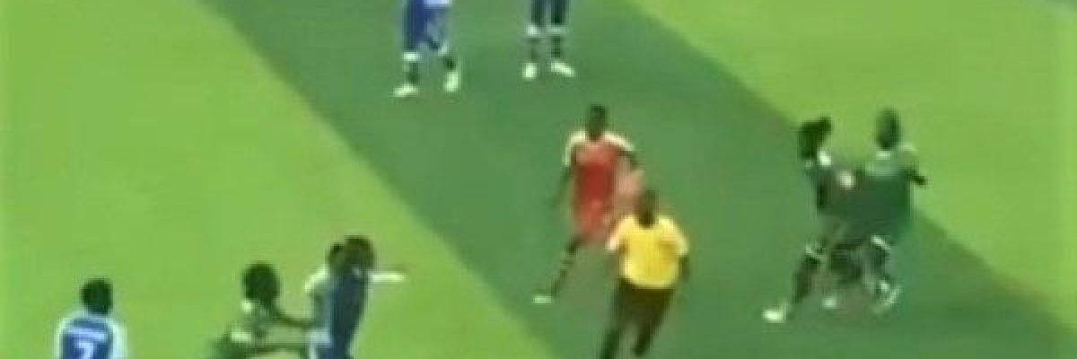شاهد-اعتداء-لاعبات-كرة-قدم-على-حكم-بسبب-عدم-احتسابه-ركلة-جزاء