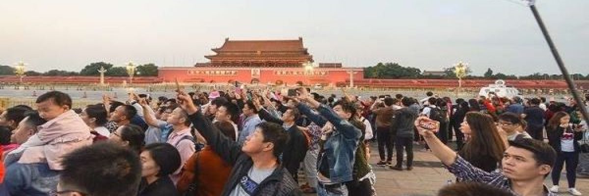 شاهد-ربط-رجل-وعشيقته-عاريين-بجذع-شجرة-بسبب-الخيانة