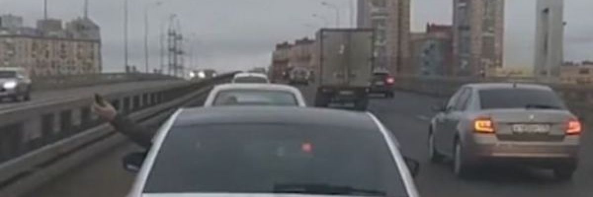 شاهد-سائق-يلقي-قنبلة-يدوية-على-الطريق