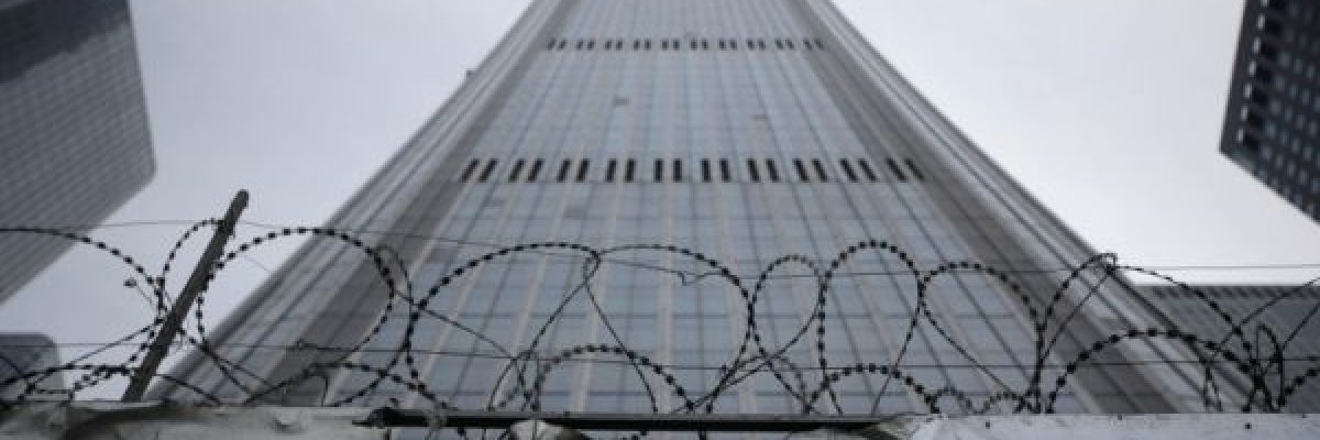 شاهد-طفلة-تسقط-من-الطابق-الـ-26-وتنجو-باعجوبة