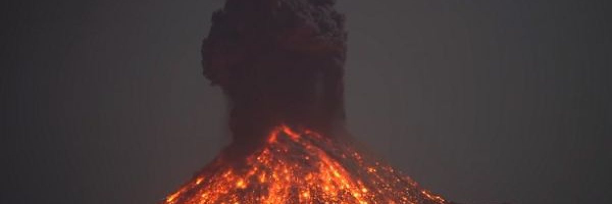 شاهد-في-ظاهره-ساحره-اضواء-البرق-بانفجار-بركان-في-اندونيسيا