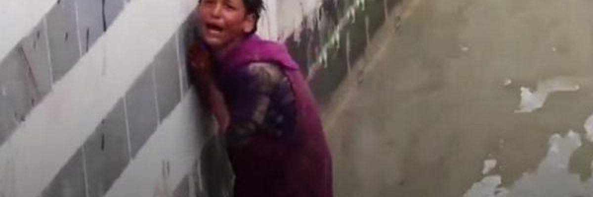 شاهد-–-فيديو-صادم-لطفلة-مدمنة-مادة-حارقة-تلقي-بنفسها-في-نهر