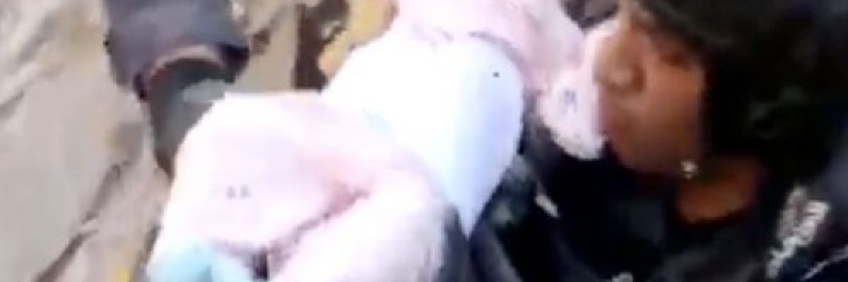 شاهد.-اخراج-رضيعة-حية-من-تحت-الانقاض-بعد-26-ساعة-من-انهيار-مبنى-في-الاردن