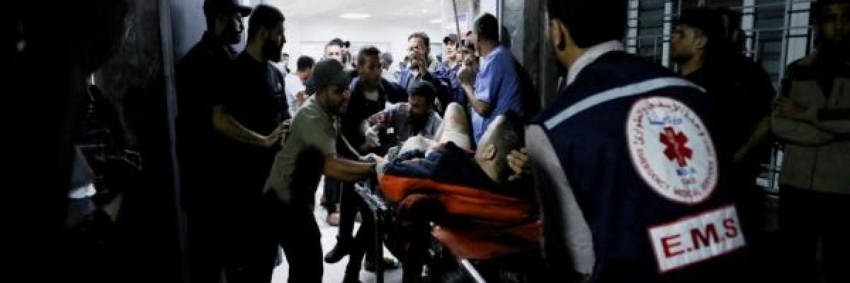 شاهد.-اطباء-يجرون-عملية-جراحية-على-اضواء-الهواتف-لانقاذ-جريح-بغزة