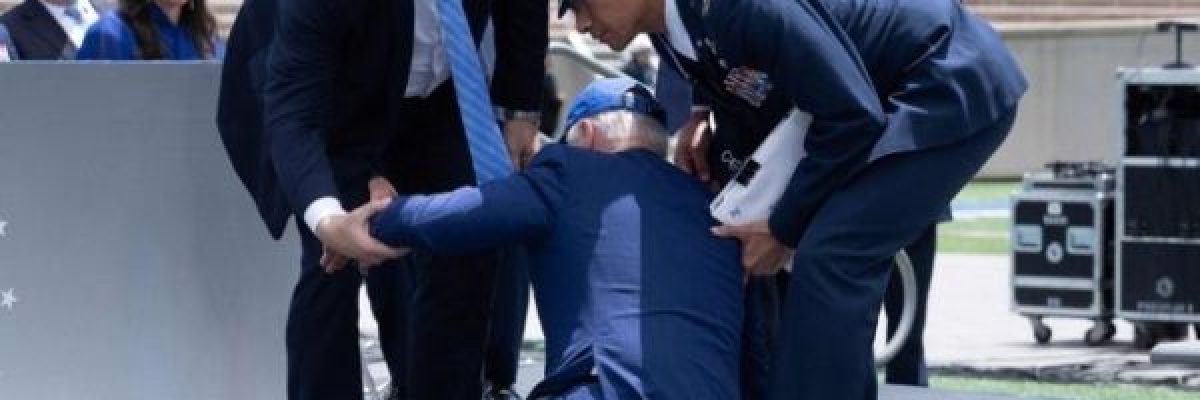 شاهد.-بايدن-يتعثّر-ويسقط-ارضا-خلال-حفل-تخرّج-في-اكاديمية-القوات-الجوية