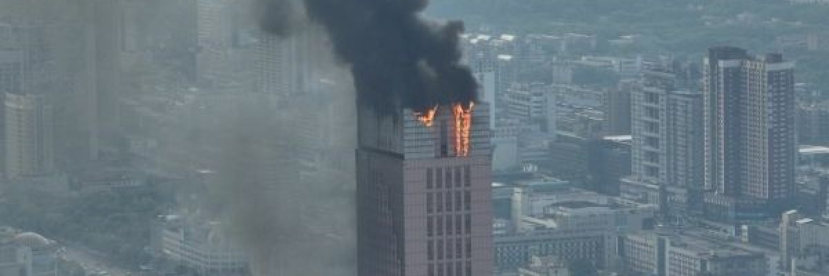 شاهد.-حريق-يلتهم-بناية-شاهقة-في-الصين-ويحولها-الى-كتلة-سوداء