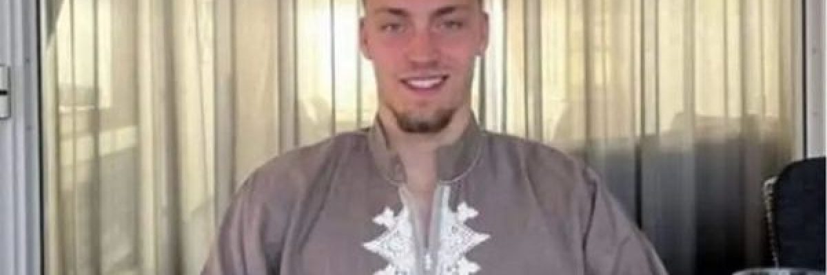 شاهد.-لاعب-اجنبي-يرتل-القران-بصوت-مميز-في-الملعب